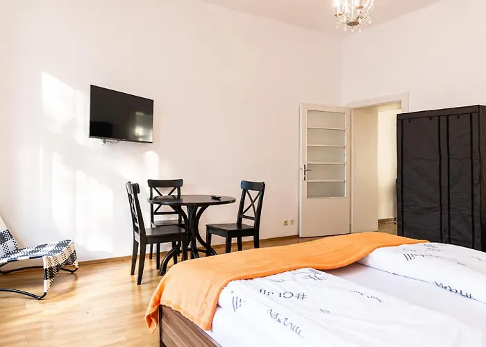 Апартаменти Cozy 2br Next To Vibrant Center *