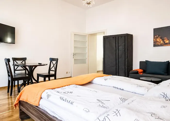 Cozy 2br Next To Vibrant Center Апартаменти *